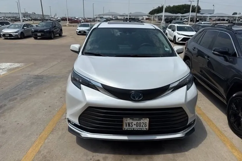 2024 Toyota Sienna XLE photo 1