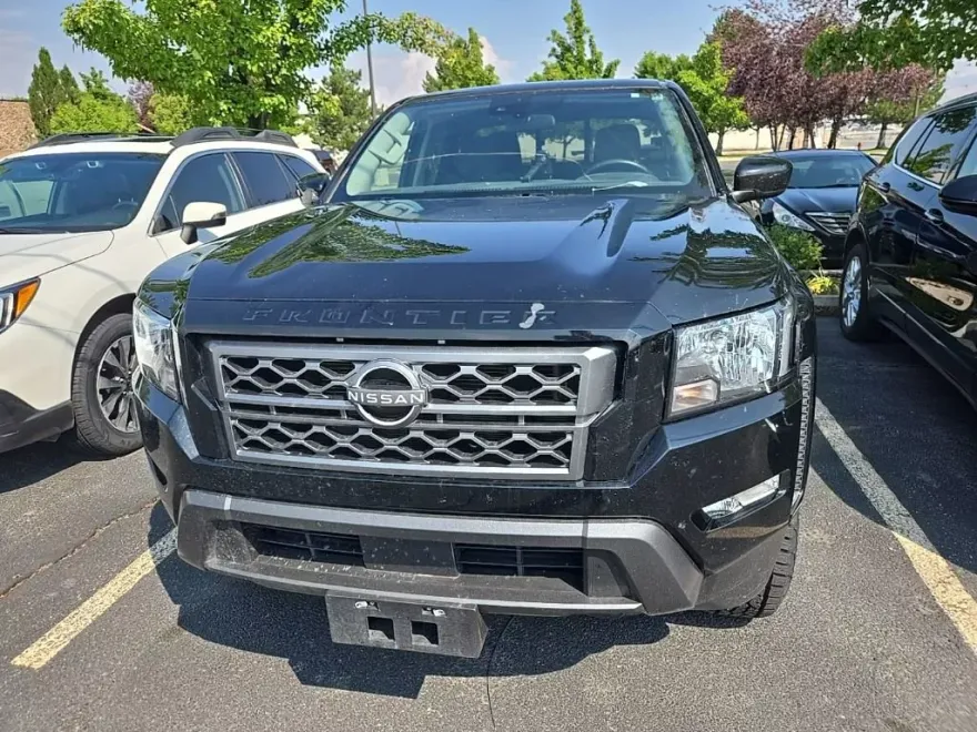2022 Nissan Frontier SV Crew Cab photo 1