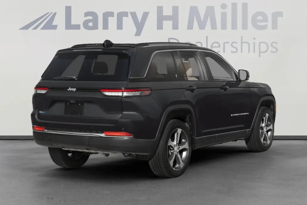 2023 Jeep Cherokee Trailhawk 4xe photo 1