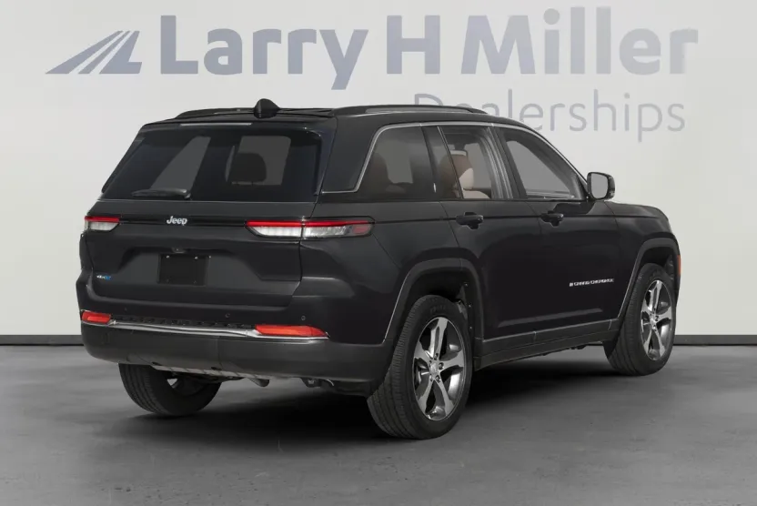 2023 Jeep Cherokee Trailhawk 4xe photo 1