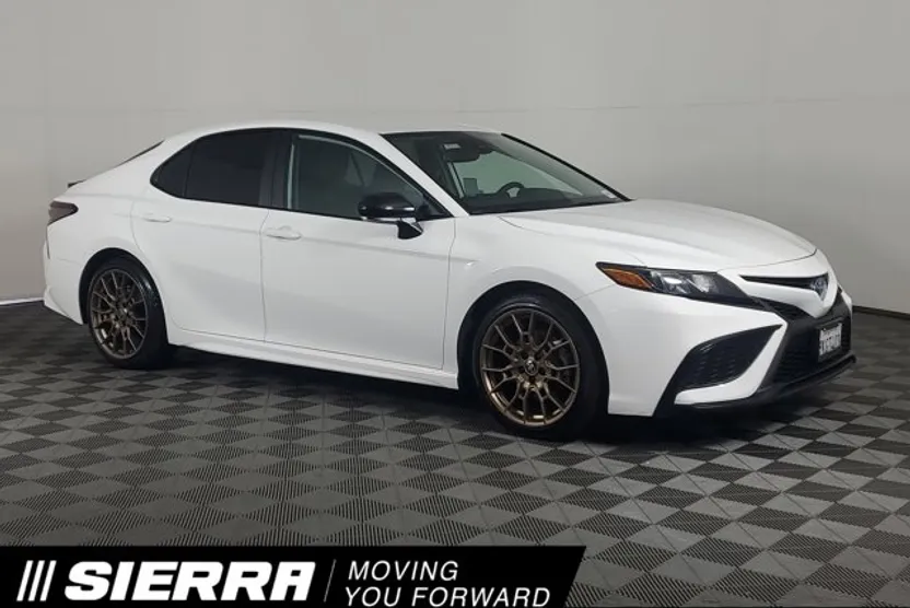 2024 Toyota Camry Hybrid SE photo 1