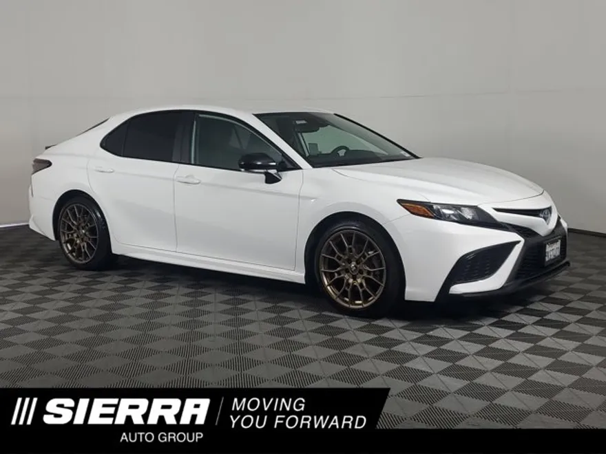2024 Toyota Camry Hybrid SE photo 1
