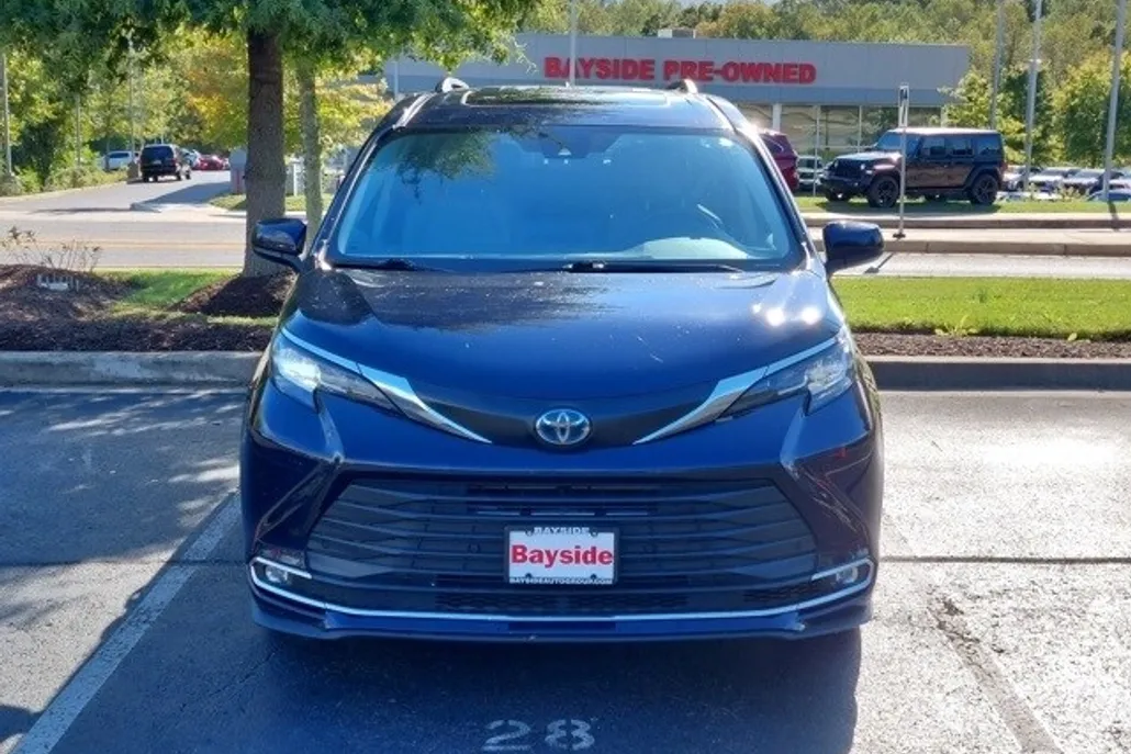 2022 Toyota Sienna XLE photo 1