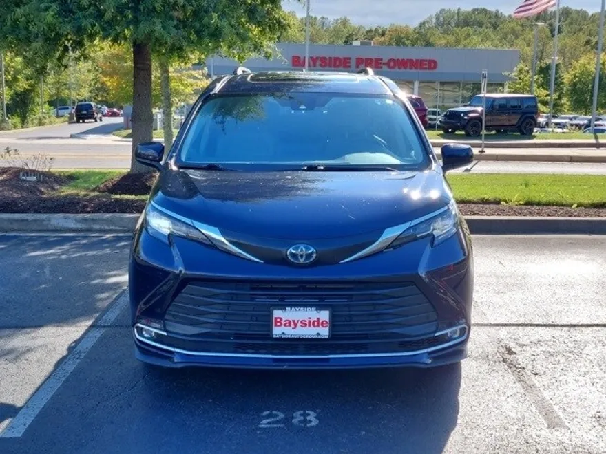 2022 Toyota Sienna XLE photo 1