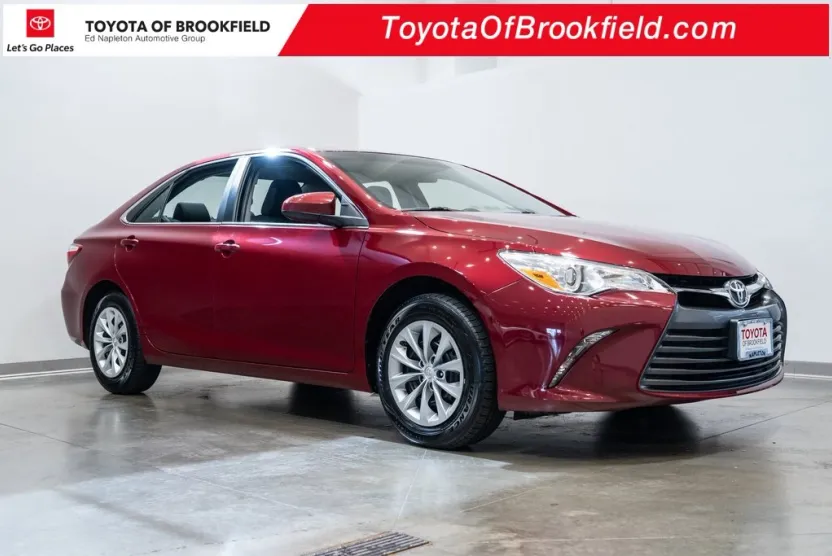 2017 Toyota Camry LE photo 1