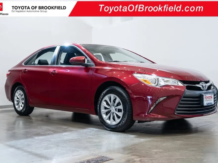 2017 Toyota Camry LE photo 1