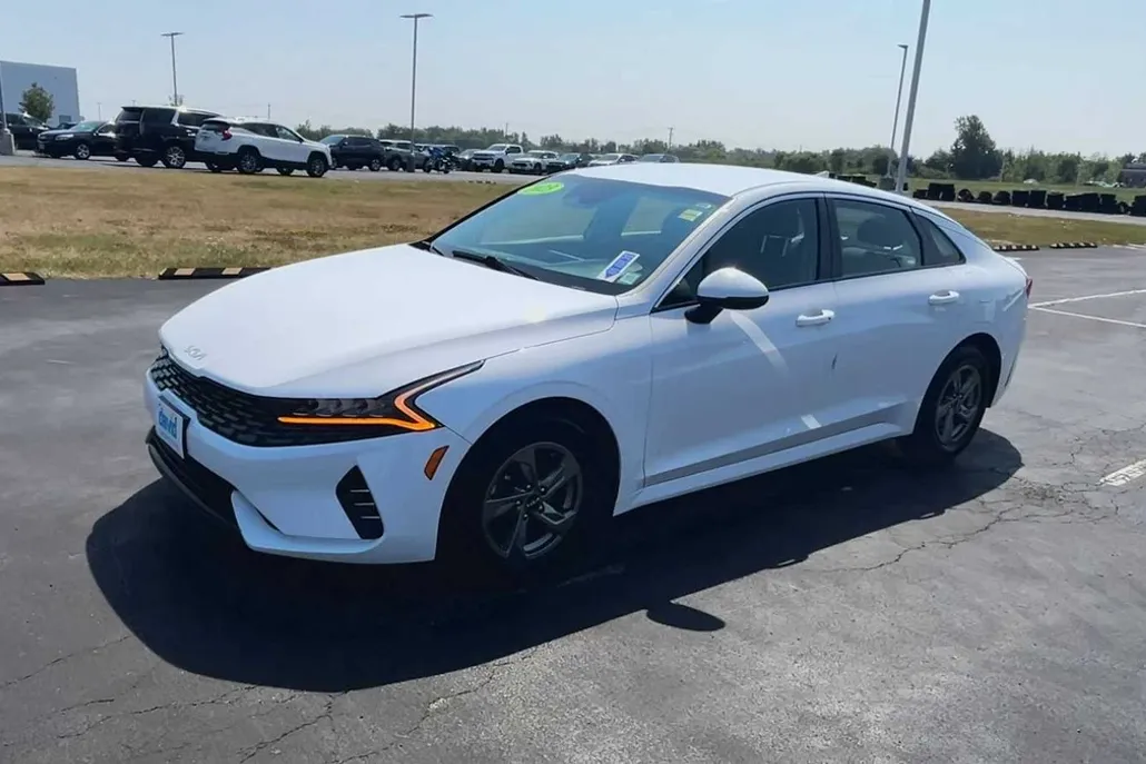 2023 Kia K5 LXS photo 1