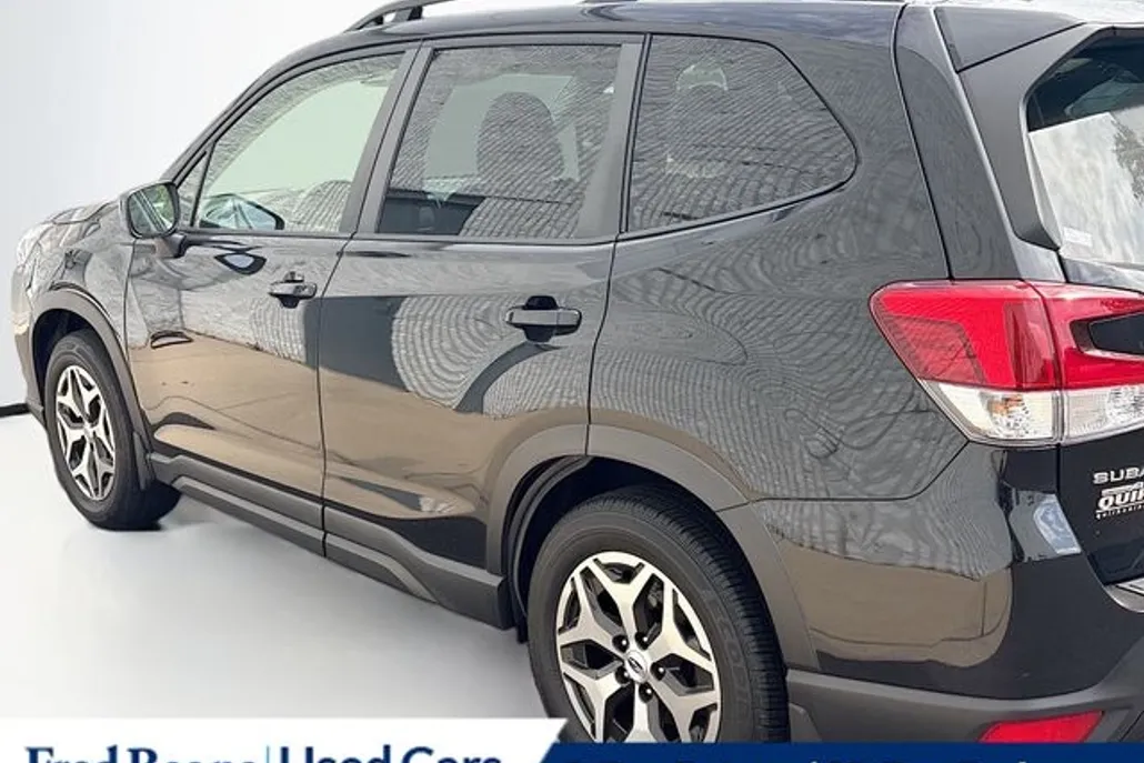 2023 Subaru Forester Premium photo 1