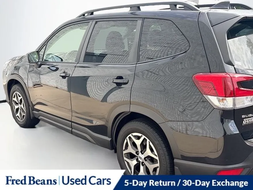 2023 Subaru Forester Premium photo 1