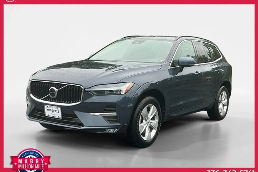 2022 Volvo XC60 B5 Momentum photo 1