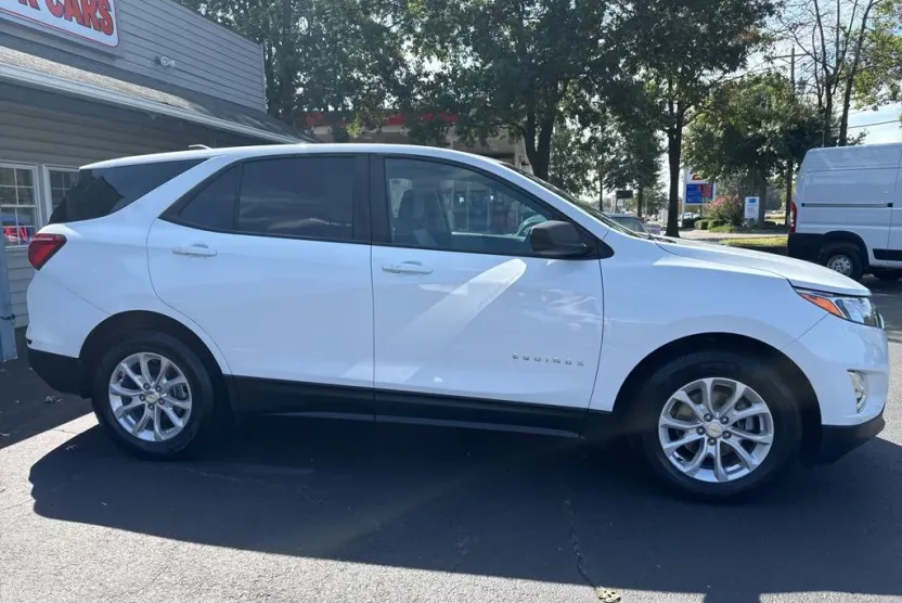2021 Chevrolet Equinox LS photo 1