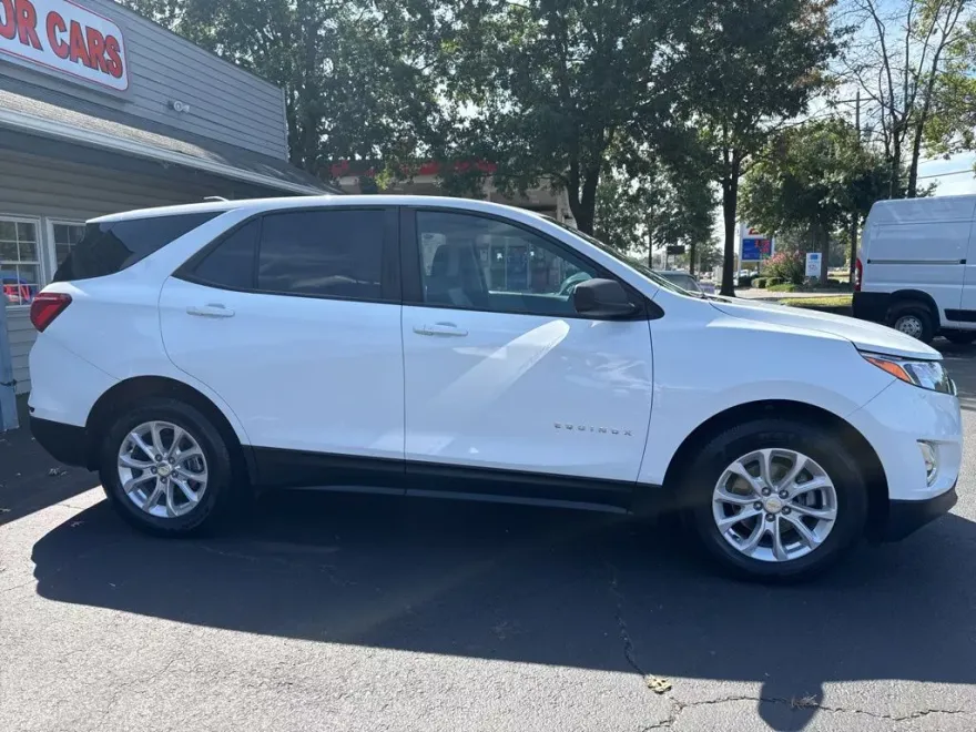 2021 Chevrolet Equinox LS photo 1