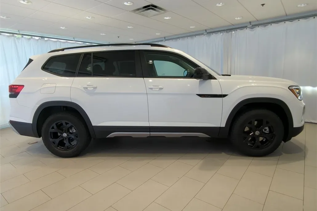 2025 Volkswagen Atlas SE Technology Peak Edition photo 1