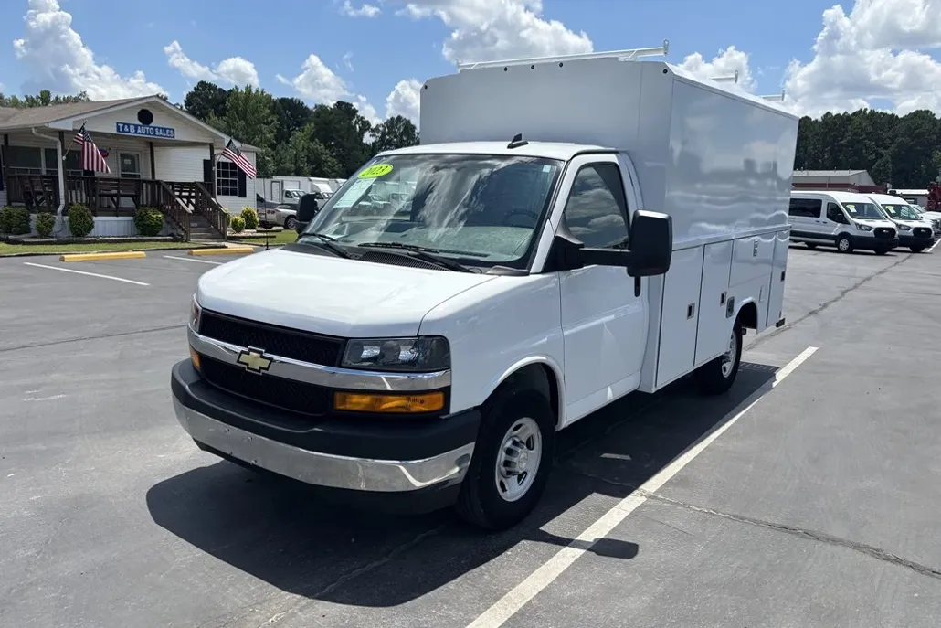 2023 Chevrolet Silverado 3500 Cutaway photo 1