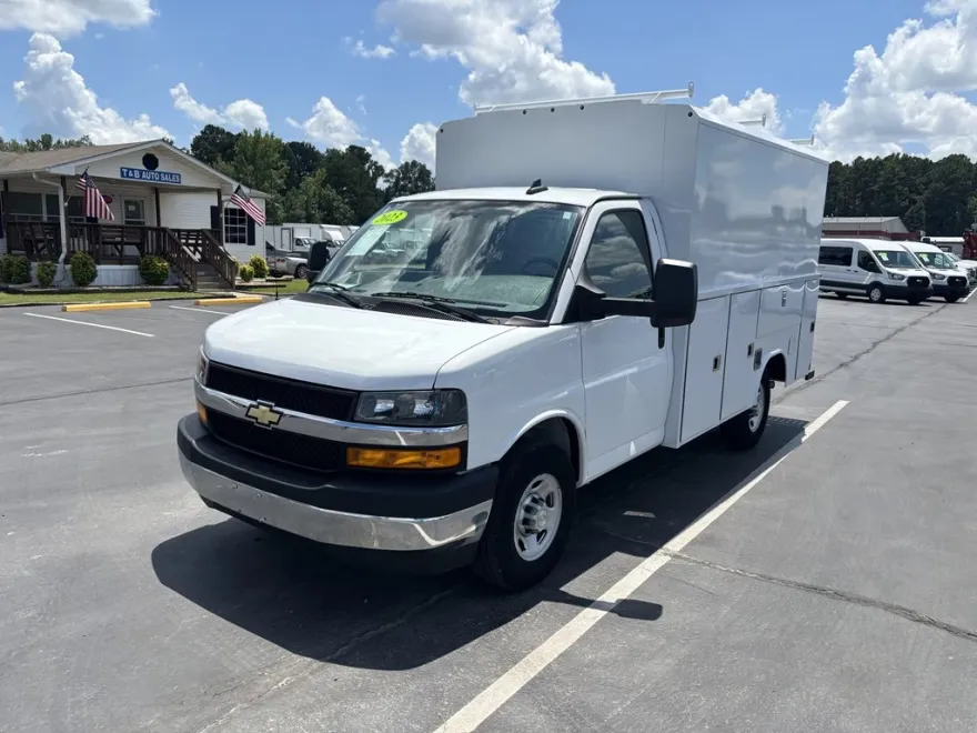 2023 Chevrolet Silverado 3500 Cutaway photo 1