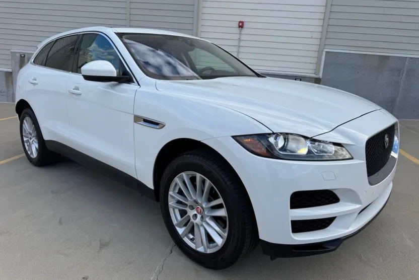 2019 Jaguar F-PACE Prestige photo 1