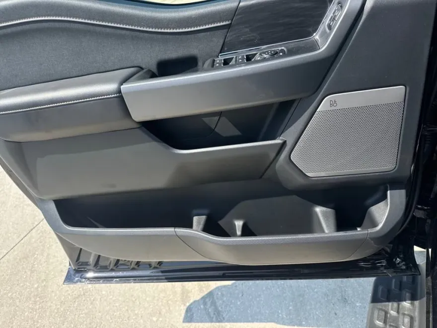 2025 Ford F-150 Lightning Lariat photo 1