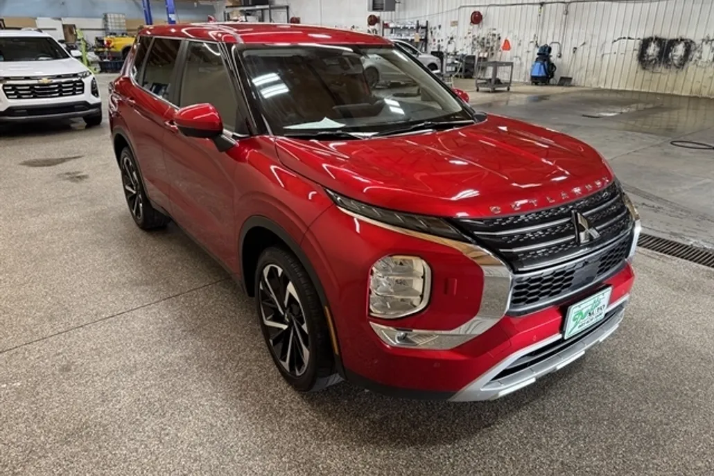2023 Mitsubishi Outlander SE photo 1