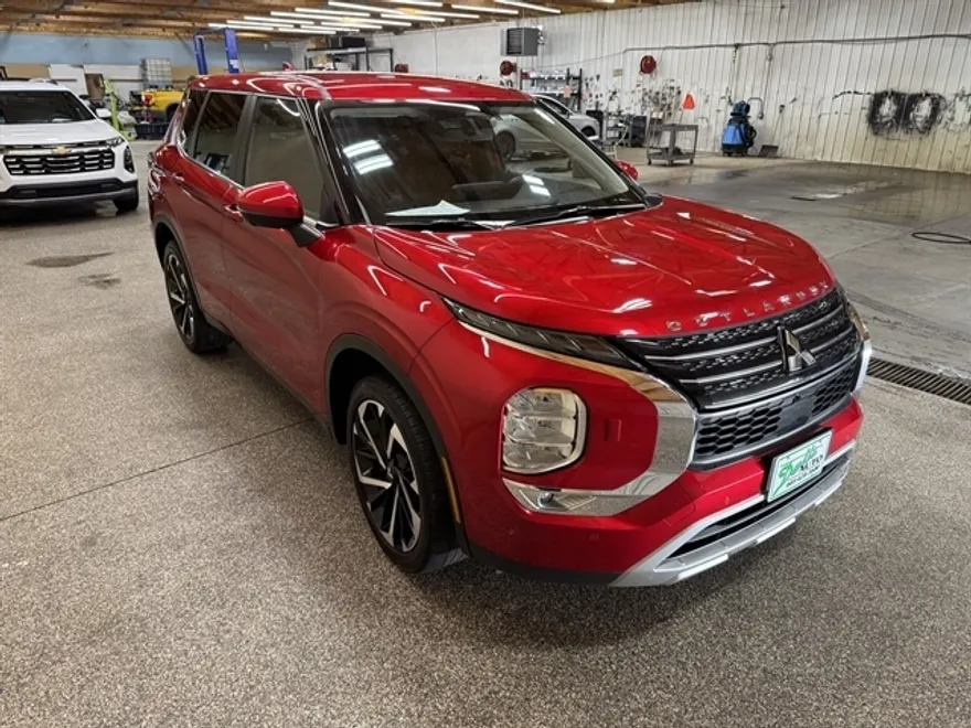 2023 Mitsubishi Outlander SE photo 1