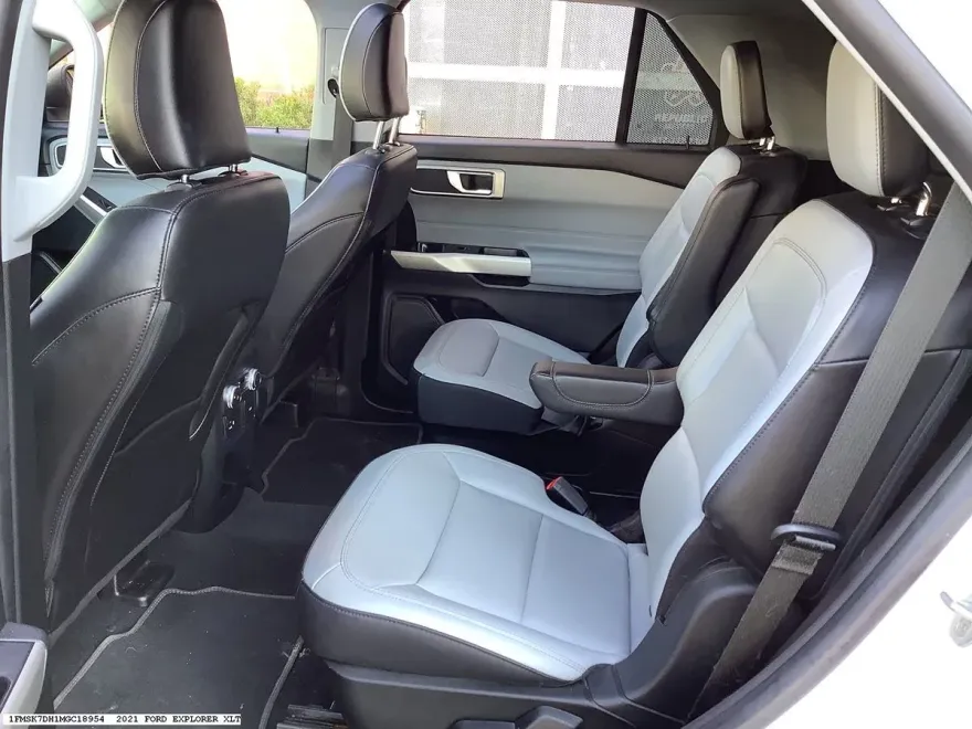 2021 Ford Explorer XLT photo 1