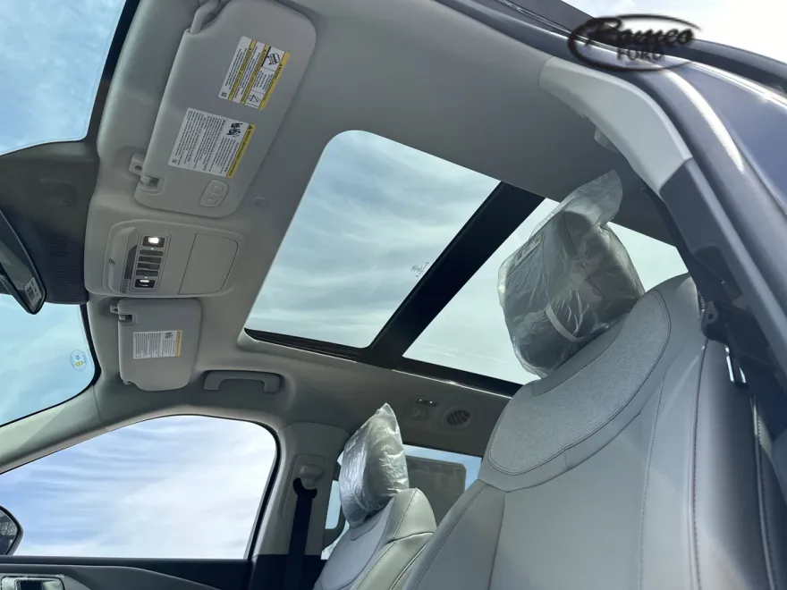 2025 Ford Explorer photo 1