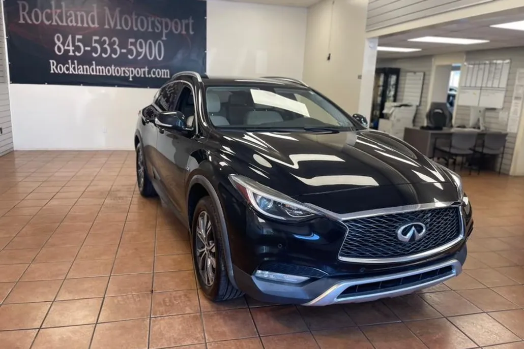 2017 Infiniti QX30 Premium photo 1