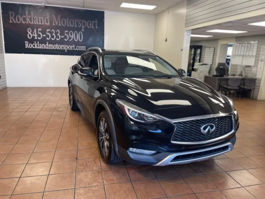 2017 Infiniti QX30 Premium photo 1