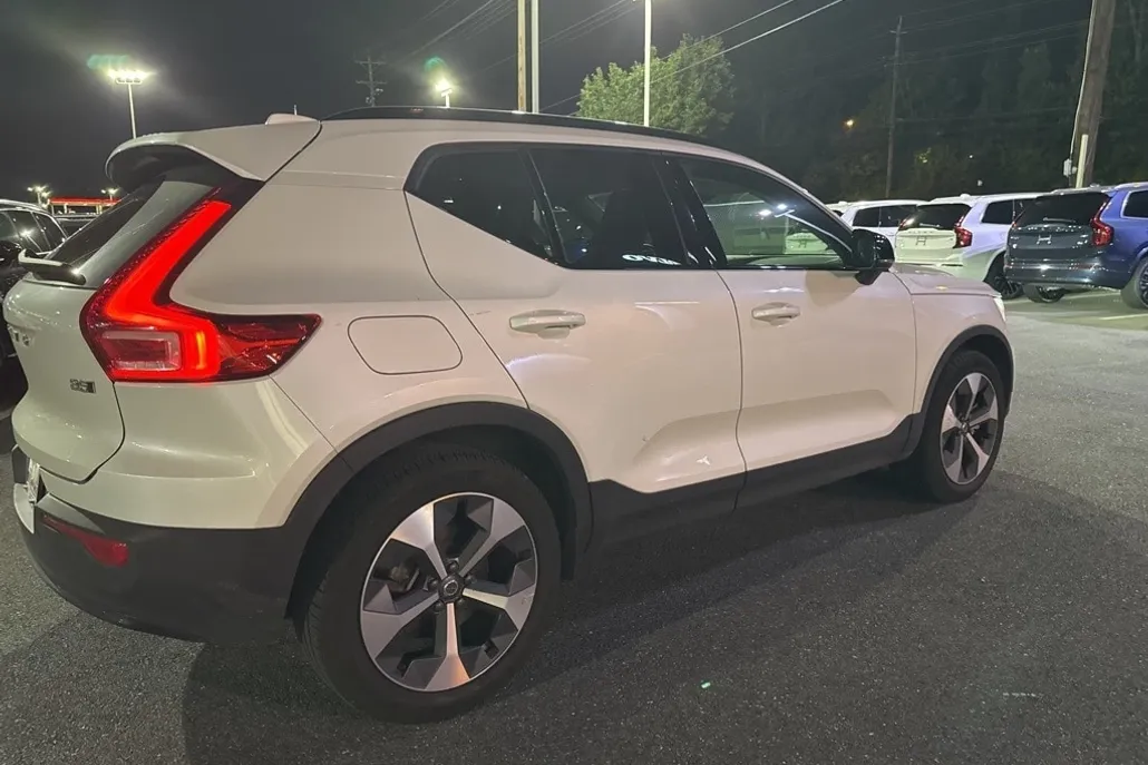 2023 Volvo XC40 Plus photo 1