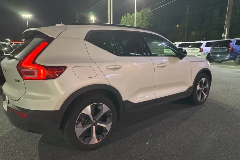 2023 Volvo XC40 Plus photo 1