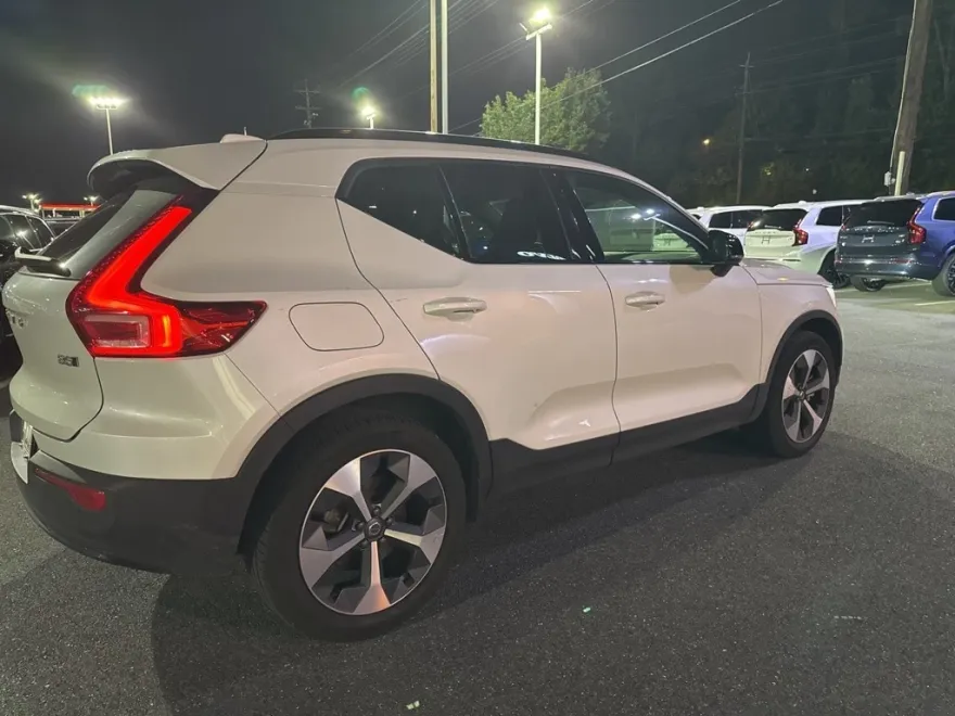 2023 Volvo XC40 Plus photo 1