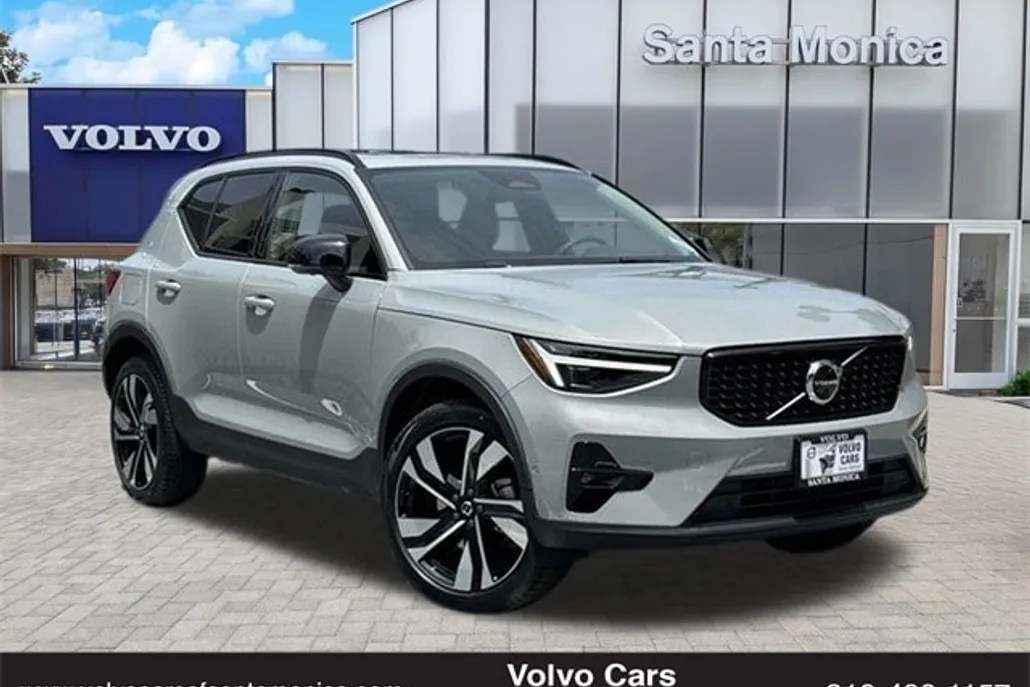 2024 Volvo XC40 Plus photo 1