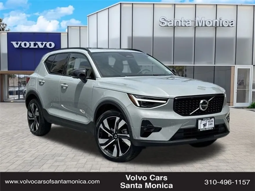 2024 Volvo XC40 Plus photo 1