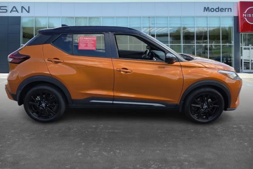 2023 Nissan Kicks SR photo 1