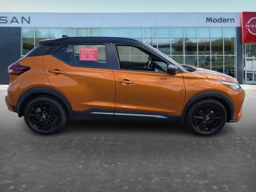 2023 Nissan Kicks SR photo 1