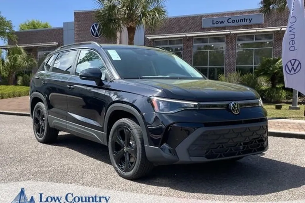 2025 Volkswagen Taos SE photo 1