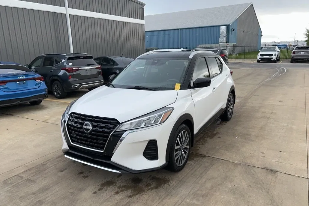 2022 Nissan Kicks SV photo 1