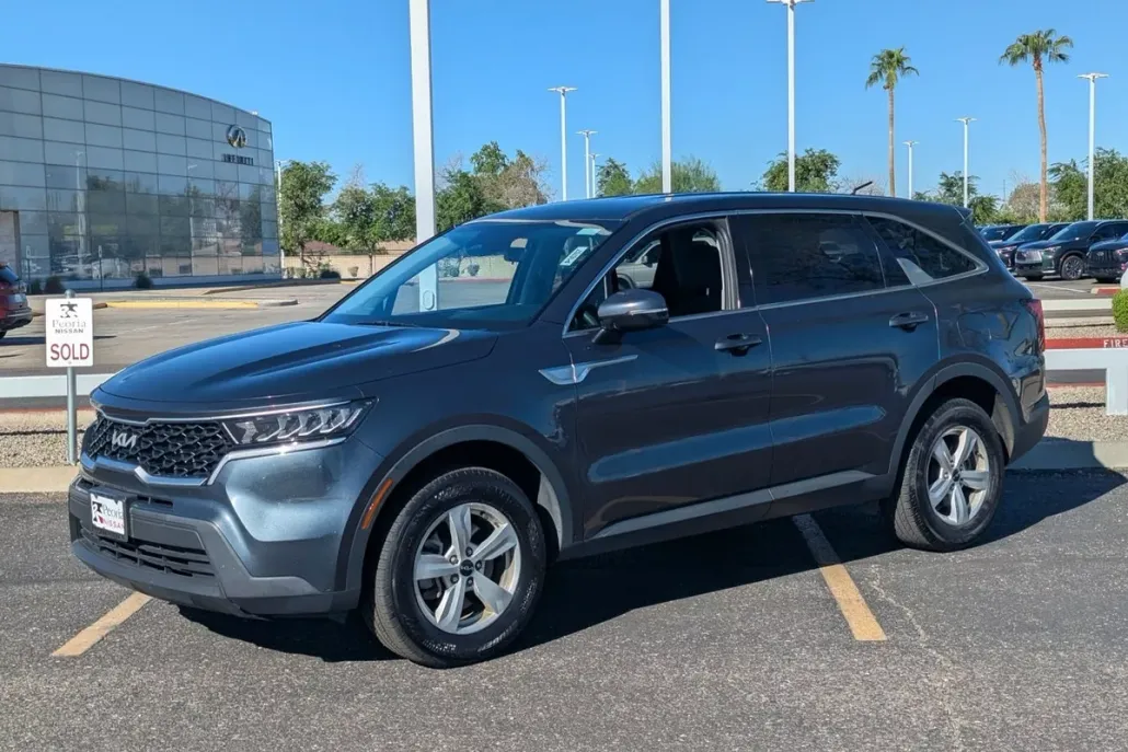 2023 Kia Sorento LX photo 1