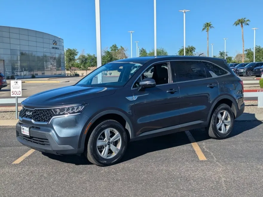 2023 Kia Sorento LX photo 1