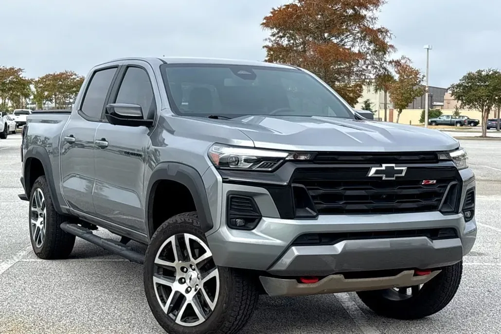 2023 Chevrolet Colorado Z71 photo 1