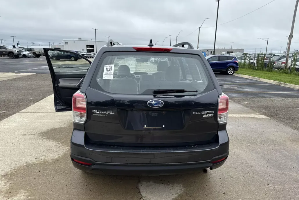 2017 Subaru Forester 2.5i photo 1