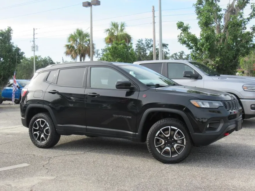 2024 Jeep Compass Trailhawk photo 1