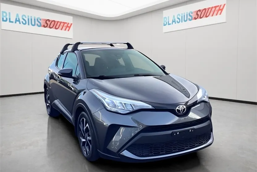 2022 Toyota C-HR XLE photo 1