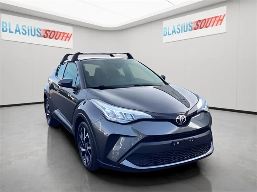 2022 Toyota C-HR XLE photo 1