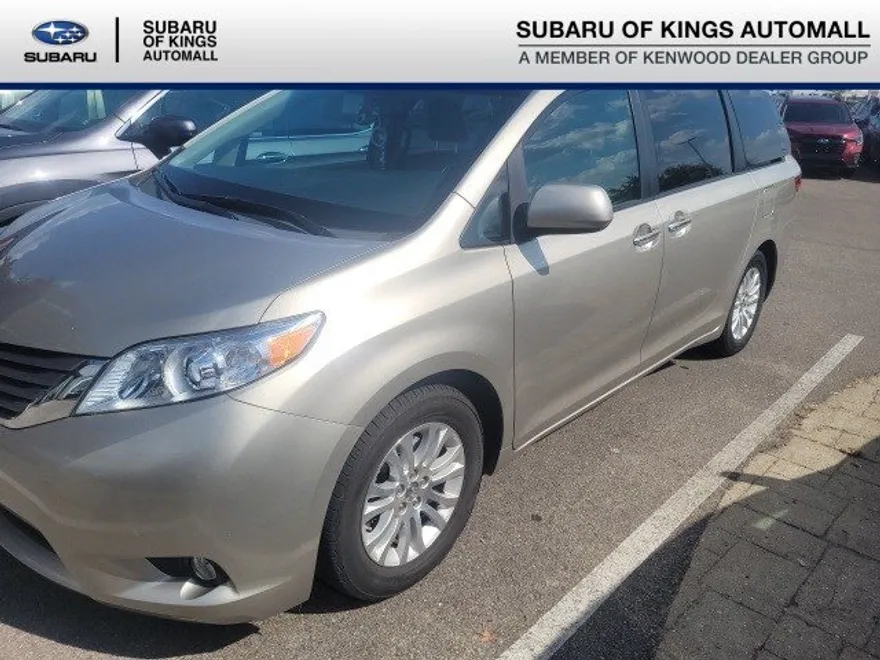 2015 Toyota Sienna XLE photo 1