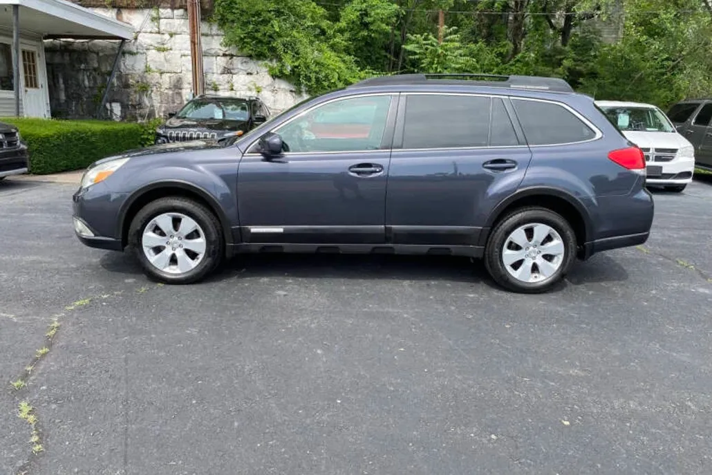 2011 Subaru Outback 2.5i Premium photo 1