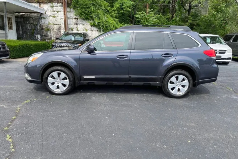 2011 Subaru Outback 2.5i Premium photo 1