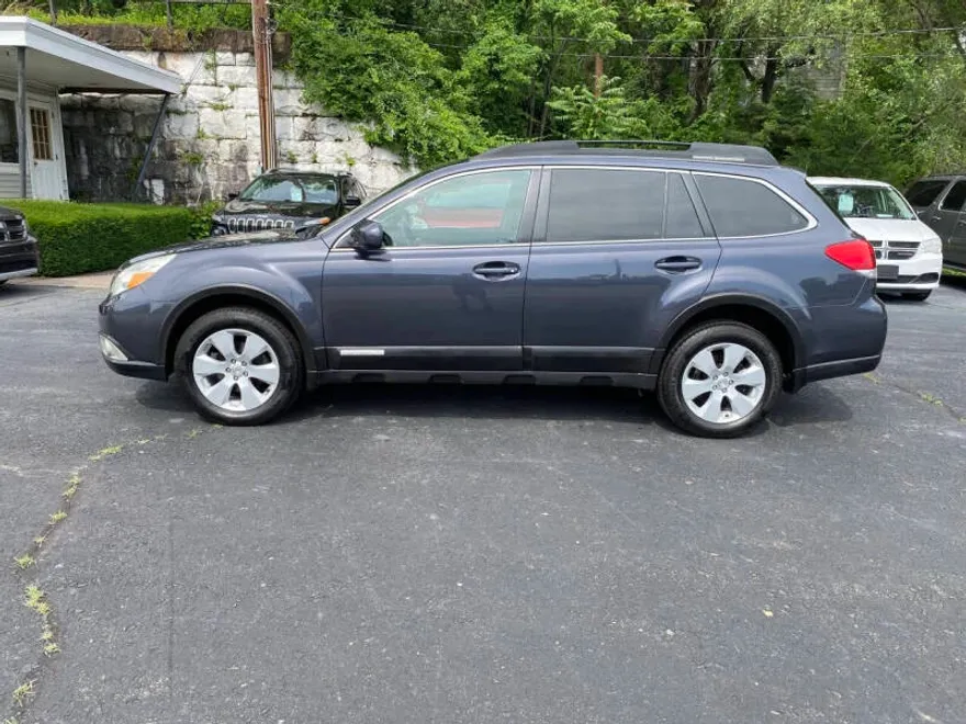 2011 Subaru Outback 2.5i Premium photo 1