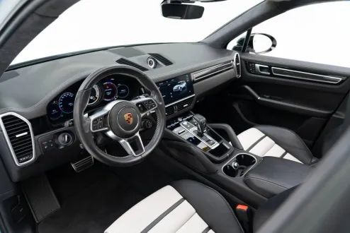 2022 Porsche Cayenne GTS photo 3