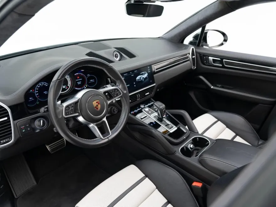 2022 Porsche Cayenne GTS photo 3