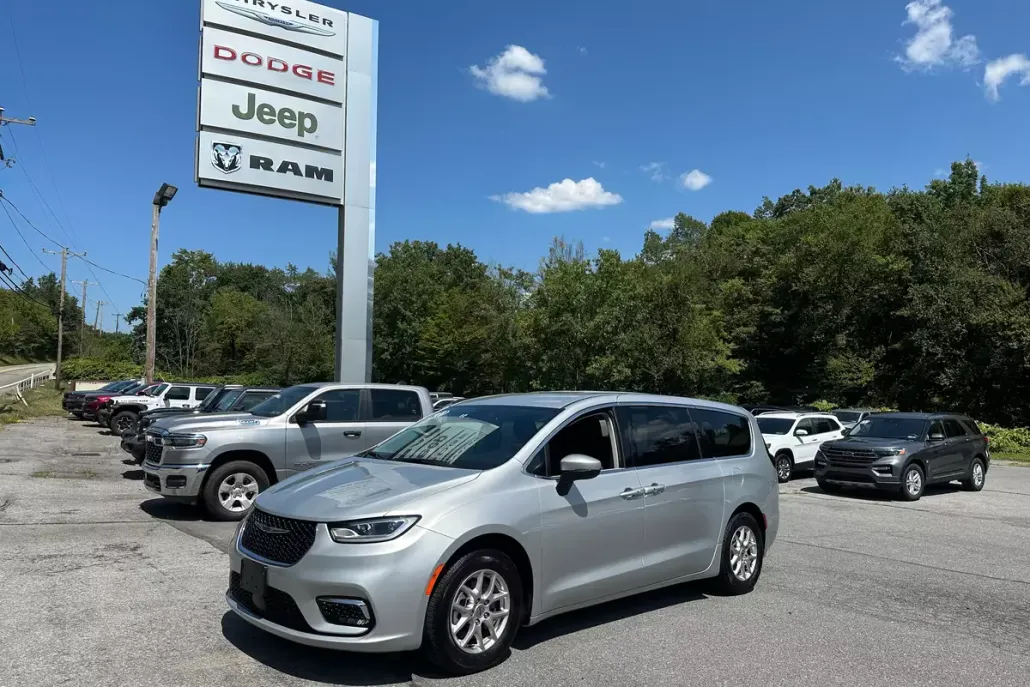 2023 Chrysler Pacifica Touring L photo 1